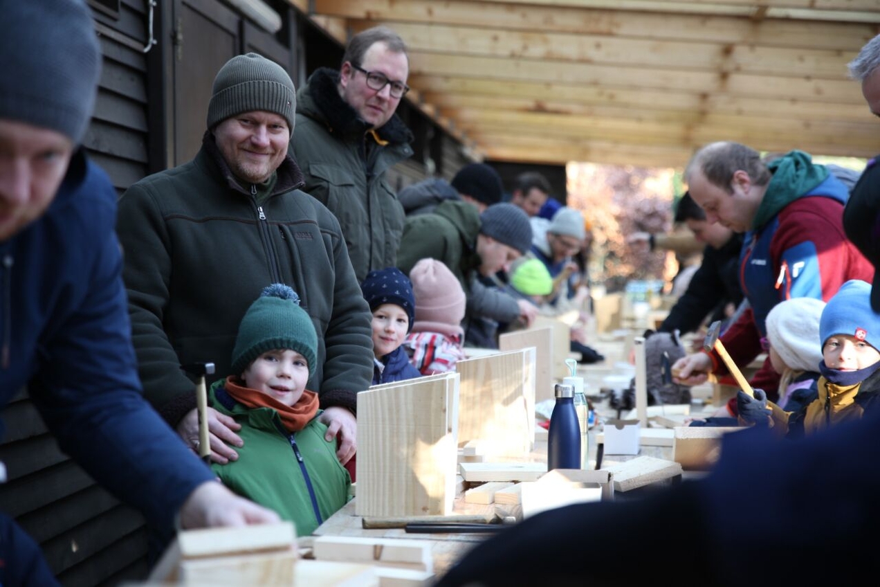 24 Kinder der Gregorschule nahmen mit ihren Geschwistern und Elternteilen an der Nistkasten-Aktion am WPZ teil.