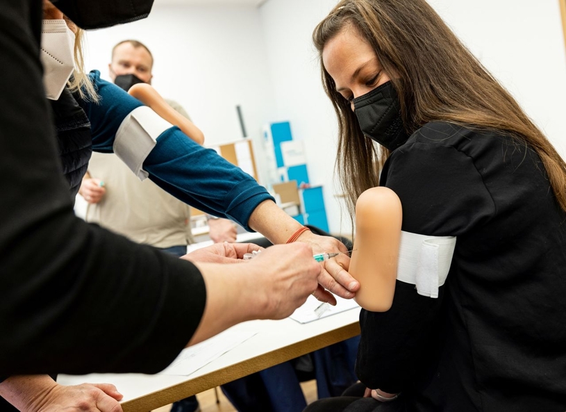 Bisher war es noch Kochsalzlösung, die in den Oberarmen der Schulungsteilnehmer„verimpft“ wurde, doch ab dem 8. Februar dürfen geschulte Apotheker auch gegen das Coronavirus impfen.