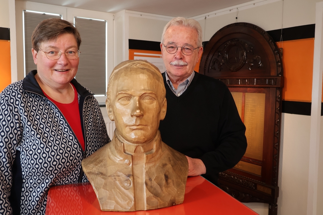 Ulla Dickmann von der Kolpingsfamilie und Willi Stein vom Heimatverein haben die Ausstellung gemeinsam konzipiert.