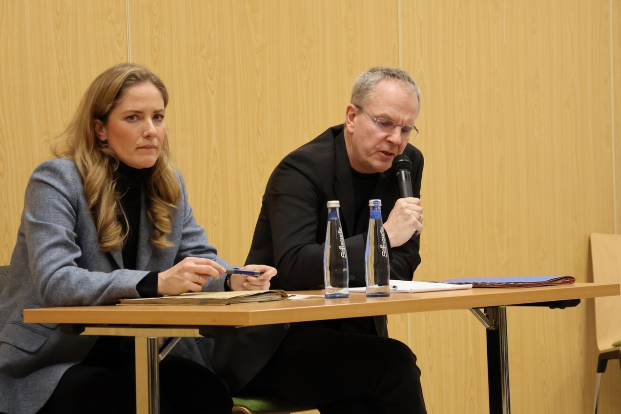 Eva-Maria Kapteina, Interventionsbeauftragte des Bistums Münster, und Bistumssprecher Dr. Stephan Kronenburg stellten sich im Pfarrheim der Gemeinde St. Johannes den Fragen der Zuhörer und Zuhörerinnen.