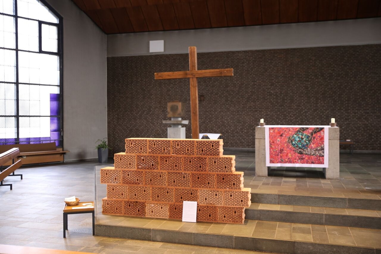 Erstmals wurde in der Kirche Heilige Familie eine Klagemauer errichtet. Sie ist inspiriert durch das Original in Jerusalem.