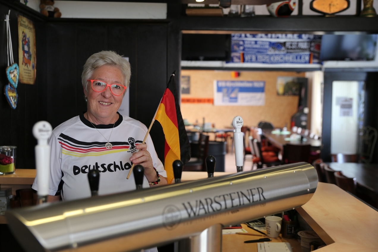Wirtin Zlatka Fuhrmann bei der EM 2024. Auch bei der WM kann im Klosterstübchen wieder gemeinsam mitgefiebert werden.