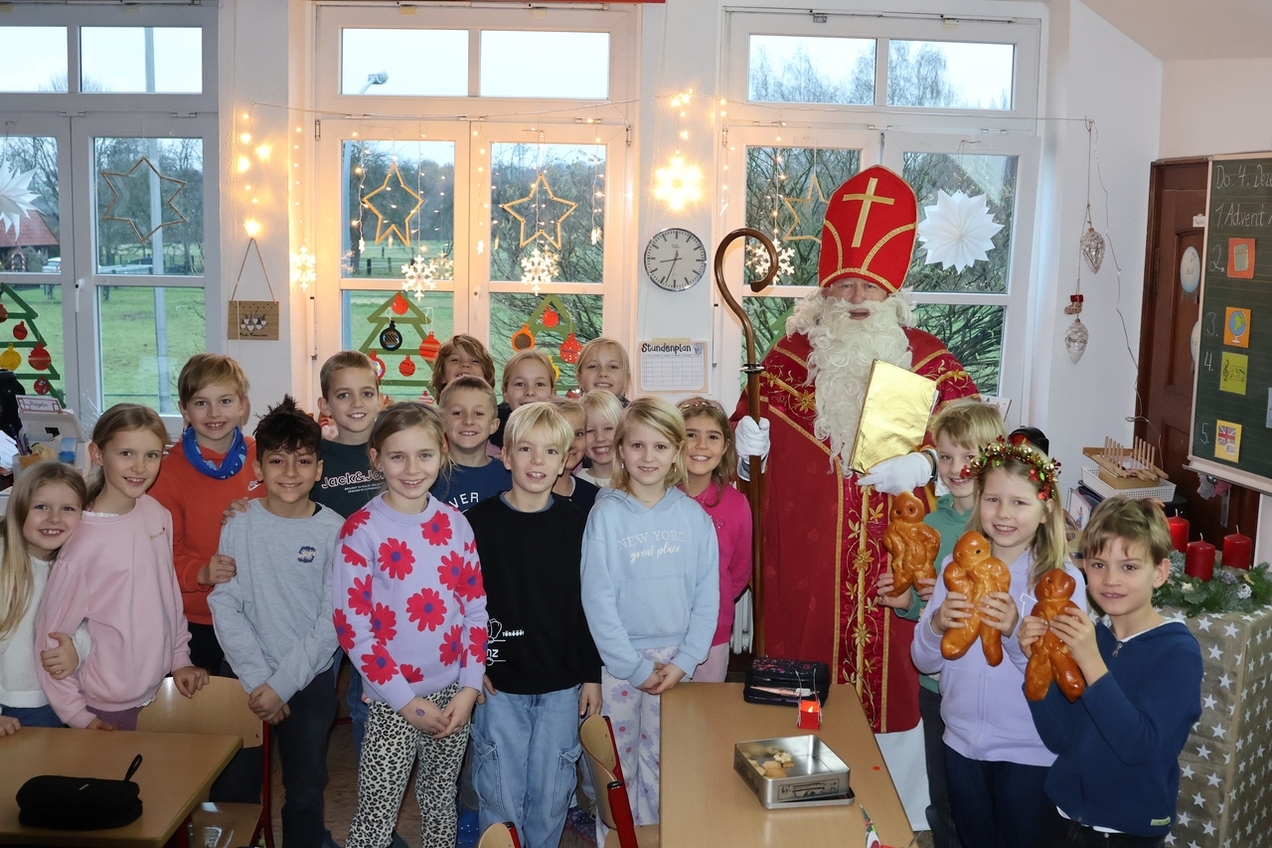 Die Schülerinnen und Schüler der 2b der Gregorschule freuten sich sichtlich über den Besuch des Nikolaus.