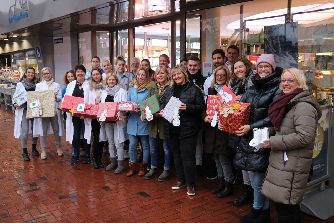 Das Team der Dorf-Apotheke übergibt die Geschenke den Mitarbeitern des HPZ.