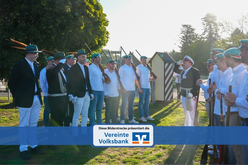 Die Schützen bei den Wachen morgens.