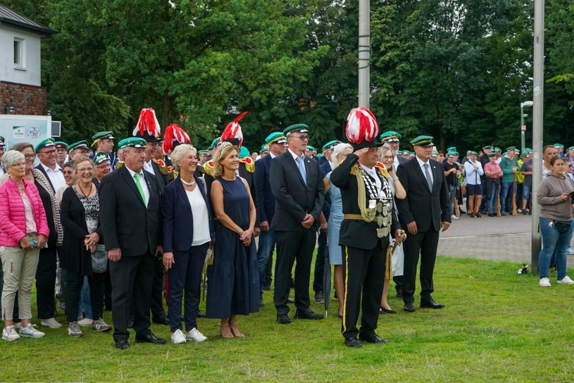 Tapfer marschierten etwa 1.000 Schützen trotz strömenden Regens bei der großen Königsübung mit.