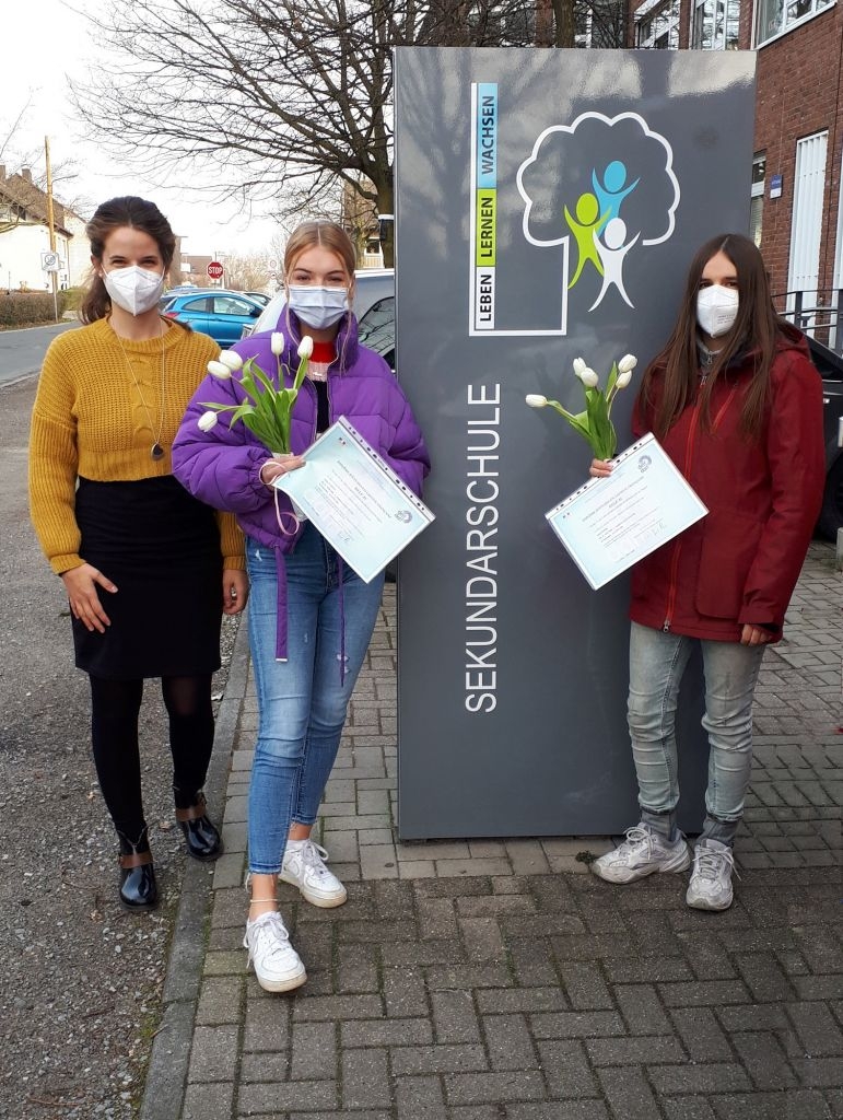 Ein internationales Delf-Zertifikat über Sprachkenntnisse der französischen Sprache für die Schülerinnen Anna Güdding und Anna Piorek von der Sekundarschule Kirchhellen