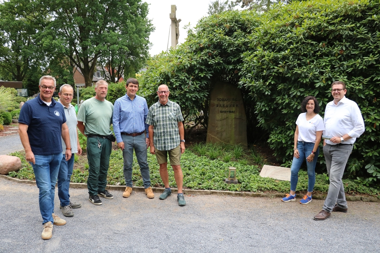Der Heimatverein, die Stadt und die Vereinte Volksbank zeigen auf dem Alten Friedhof in der Dorfmitte den neuen Grabstein von Johann Breuker.