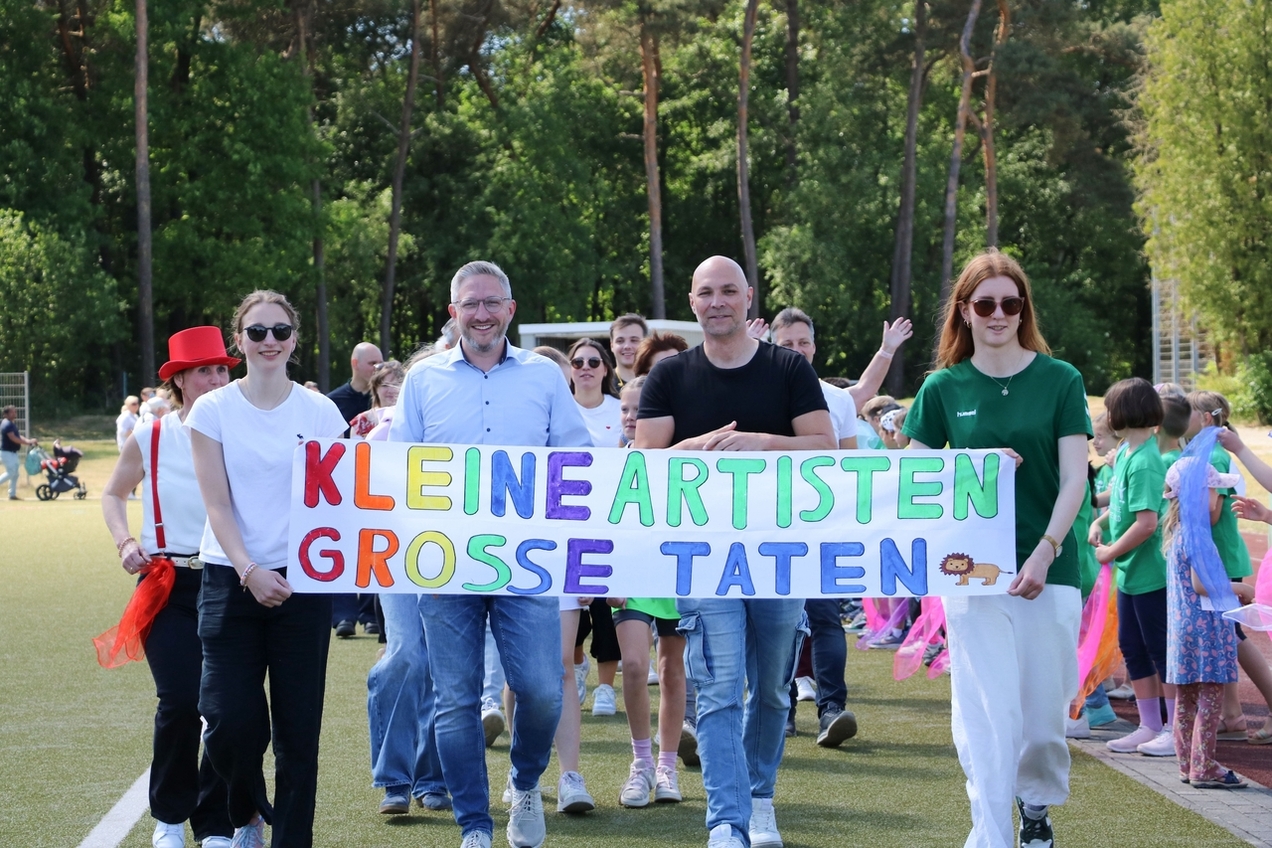Der Erwachsenenlauf wurde unter anderem von Schulleiterin Kerstin Fischer (hinten links) und Bezirksbürgermeister Hendrik Dierichs angeführt.