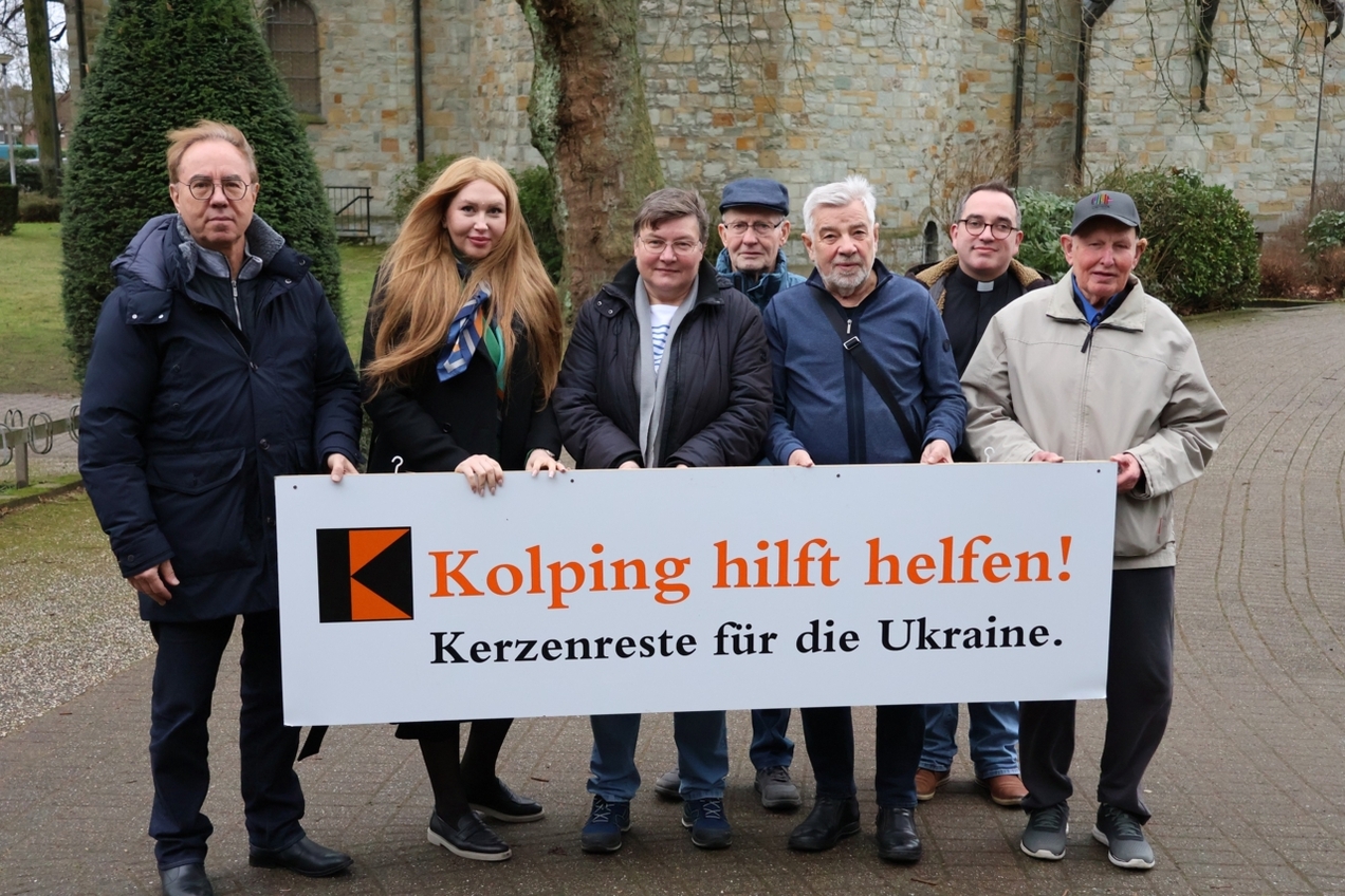Thomas Schiemann und Olga Chaler vom Verein Opora (v.l.) blicken gemeinsam mit den Mitgliedern der Kolpingsfamilie Kirchhellen auf den Erfolg der vergangenen Hilfsaktionen zurück.