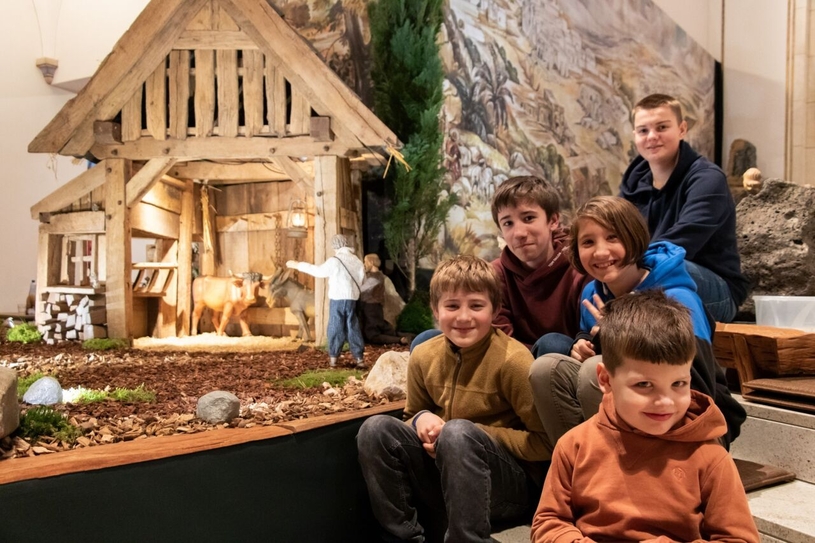 Auch in diesem Jahr haben wieder zahlreiche Kinder beim Aufbau der Krippe geholfen und ihre Kreativität einfließen lassen.