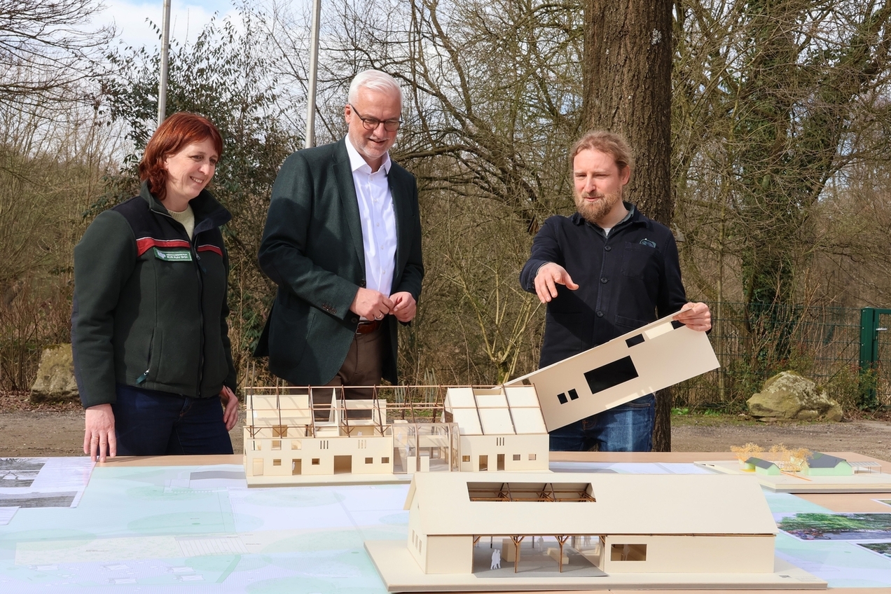Juliane Saebel (stellv. Betriebsleitung RVR Ruhr Grün), RVR-Regionaldirektor Garrelt Duin und Dierk Bieker (komm. Betriebsleiter RVR Ruhr Grün) präsentierten im März erstmals die Umbaupläne für den Heidhof.