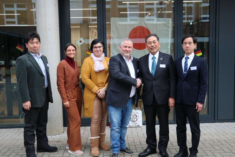 Stefan Völlmert, Schulleiter der Sekundarschule, zeigte der japanischen Delegation voller Stolz seine Schule.
