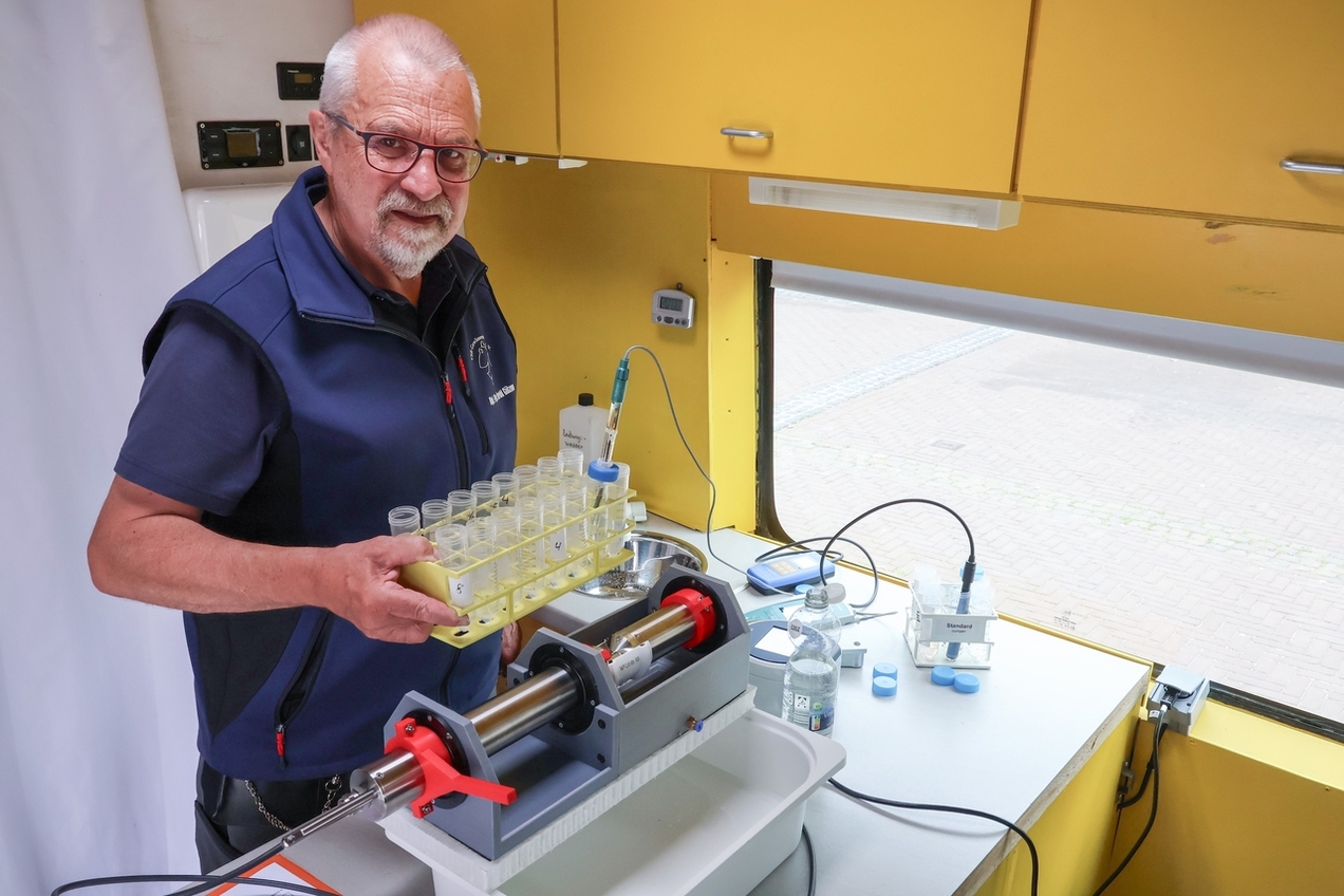 Harald Gülzow untersucht im Labormobil eine Brunnenwasserprobe. Kleinere Analysen, etwa auf Nitrat sowie den Säure- und Salzgehalt, können direkt vor Ort durchgeführt werden.