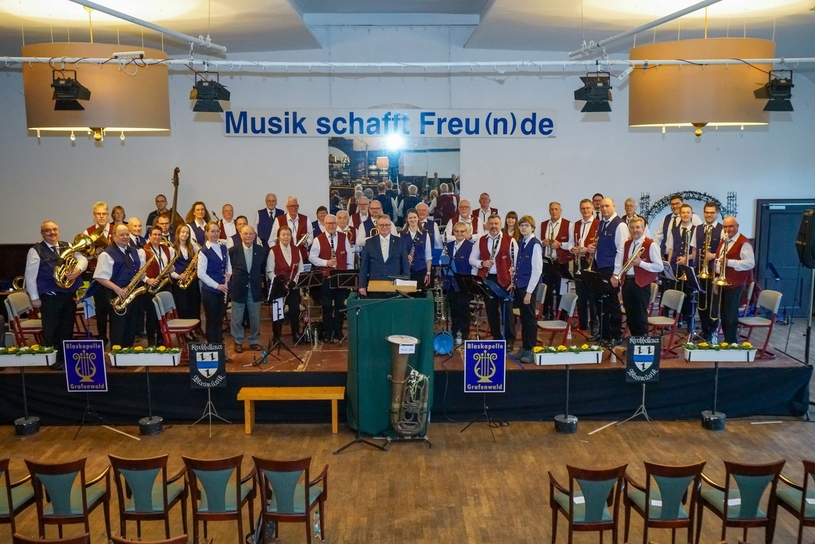 Unter der musikalischen Leitung von Dirigent Uwe Krause erwartet die Zuhörer musikalische Einigkeit.