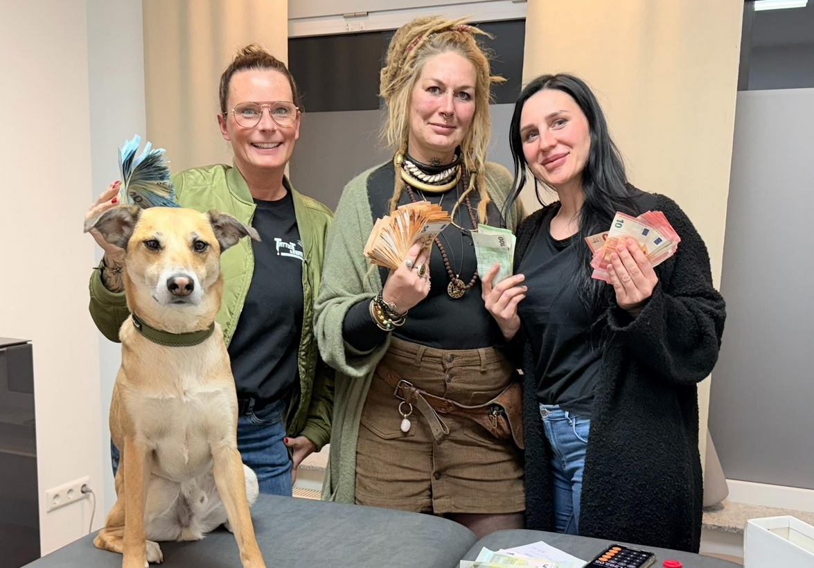 Christiane Herrschaft, Laila Kowalski und Abelina Müller (v.l.) als Hauptverantwortliche für das Charity-Wochenende hatten die Ehre, das gesammelte Spendengeld am Ende zu zählen und freuten sich über das herausragende Ergebnis.