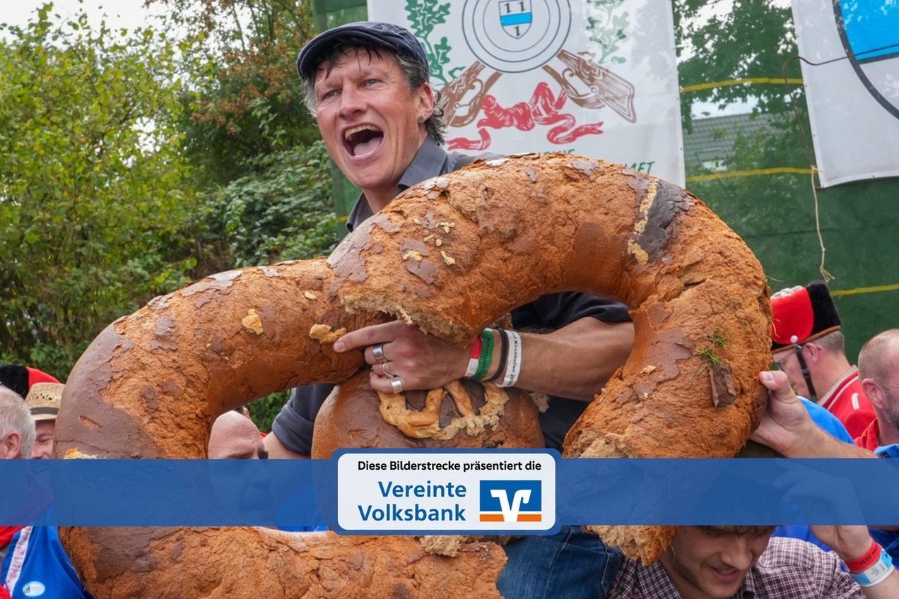 So sehen Sieger aus! Olli Grimm ist Kirchhellens neuer Brezelkönig.