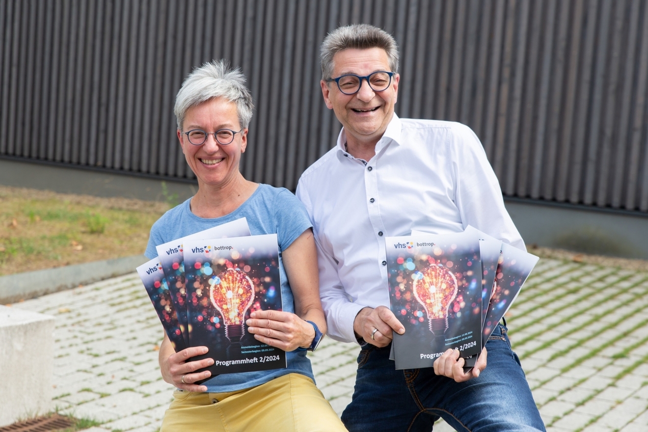 VHS-Leiter Holger Grune und Fachbereichsleiterin Katja Kesmer freuen sich auf das neue Semester und sind stolz auf das Programm in neuem Design.