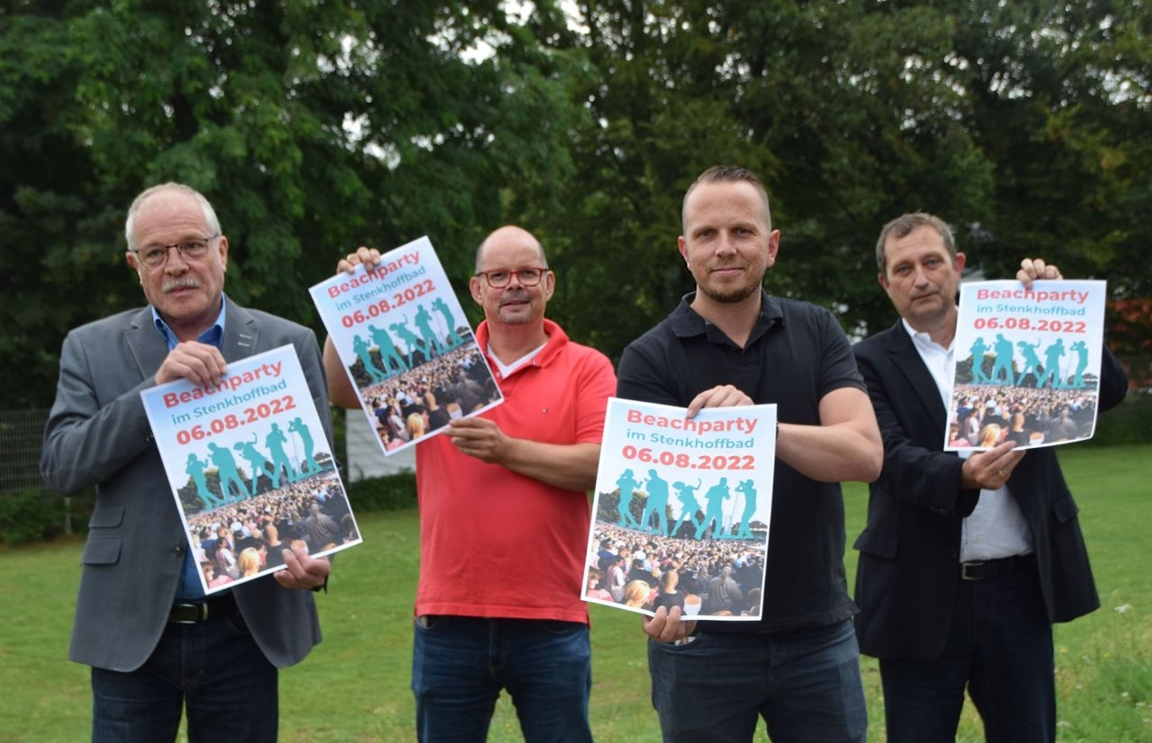 Das Bild zeigt (v.l.) v.l. Jürgen Heidtmann vom Bottroper Sport- u. Bäderbetrieb mit dem neuen Ausrichter der Beachparty 2022, Holger Czeranski (CK Media & Events) und seinem Angestellten Tobias ten Hoopen und Ralf Schönberger.
