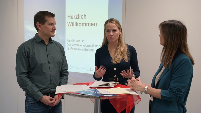 Jan Traeder vom Jugendamt Bottrop, Sozialdezernentin Karen Alexius-Eifert und Stadtsprecherin Jeanette Kuhn stellen das Konzept der neuen Plattform vor.