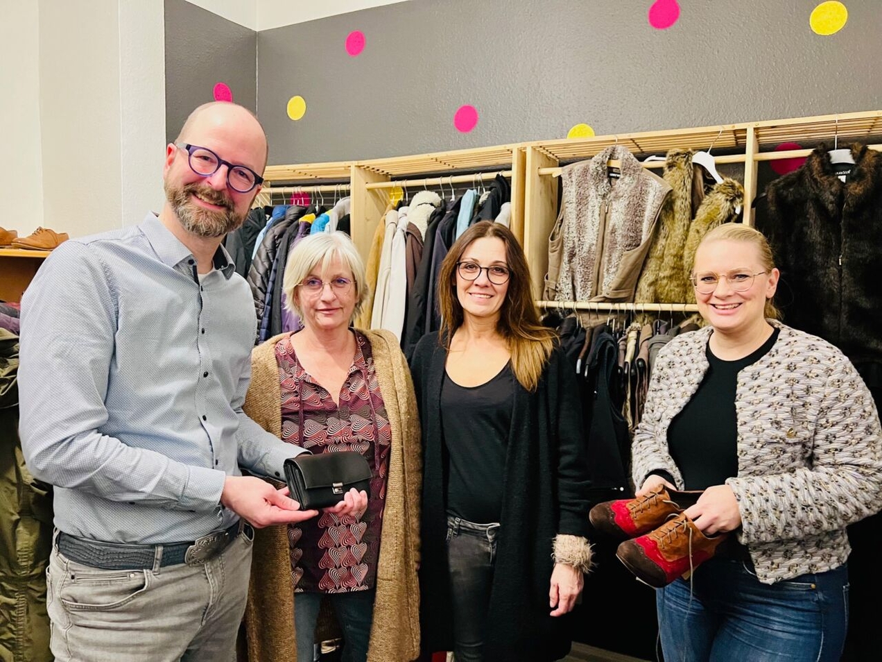 Matthias Alt, Präsident des Rotary Clubs Gladbeck-Kirchhellen, übergab Ute Speier-Lemm und Silke Kutz vom Frauenzentrum gemeinsam mit Club-Sekretärin Judith Cazin (v.l.) den Spendenerlös aus dem Benefizkonzert.