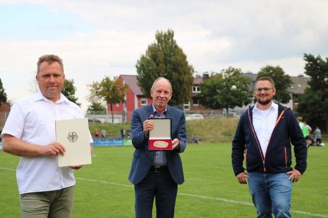 Vereinsvorsitzender Georg Garz, Oberbürgermeister Bernd Tischler und Pressewart Christoph Wrobel freuen sich über die Sportplakette.
