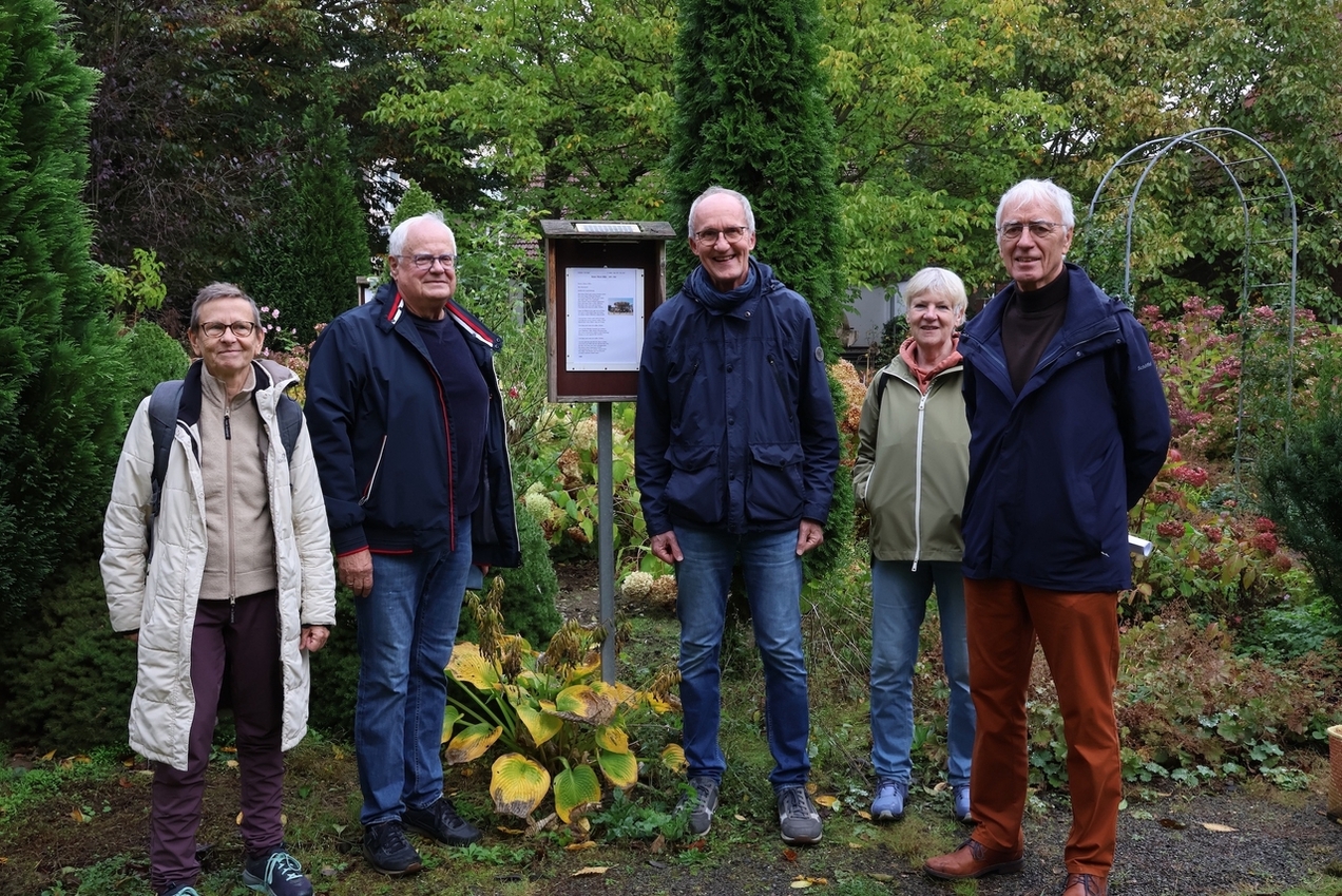 Uwe Schipper und Hermann Reinbold präsentieren in Anwesenheit von weiteren Lyrik-Fans die neuste Gedichtstaffel im Bauerngarten.