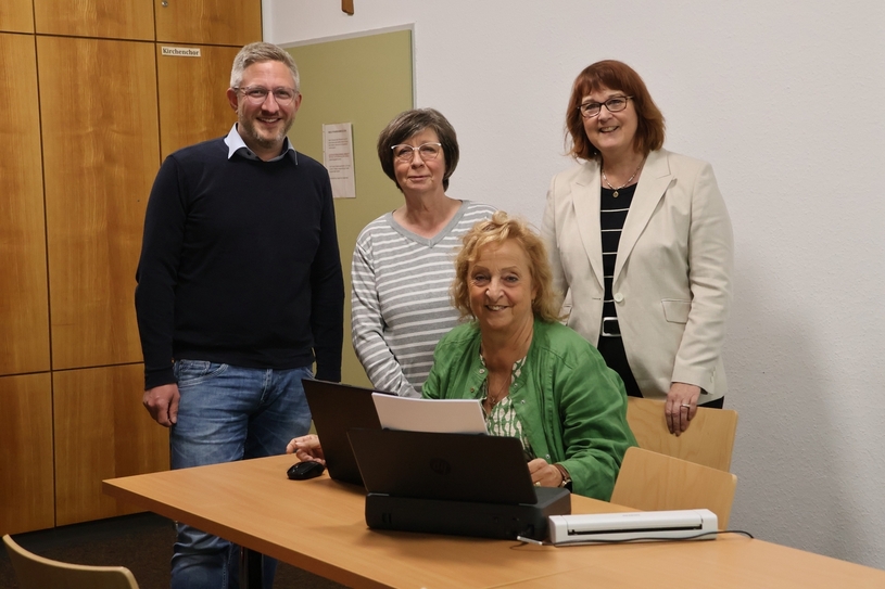 Das Bild zeigt Bezirksbürgermeister Hendrik Dierichs, Iris Sandkötter und Sabine Conradt vom Jobcenter Bottrop 