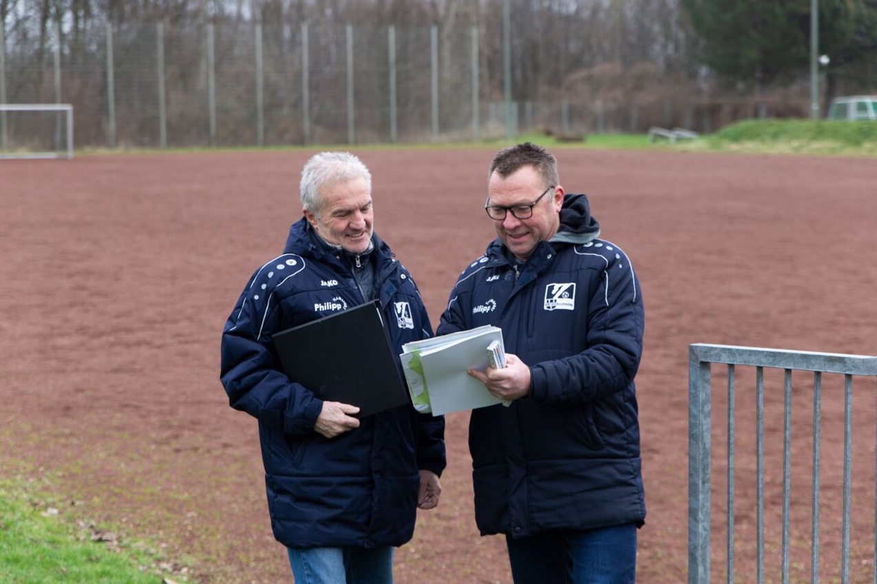 Michael Stratmann und der Vorsitzende des VfB Kirchhellen Georg Garz stehen in engem Austausch mit der Verwaltung und dem Bottroper Sportbund.