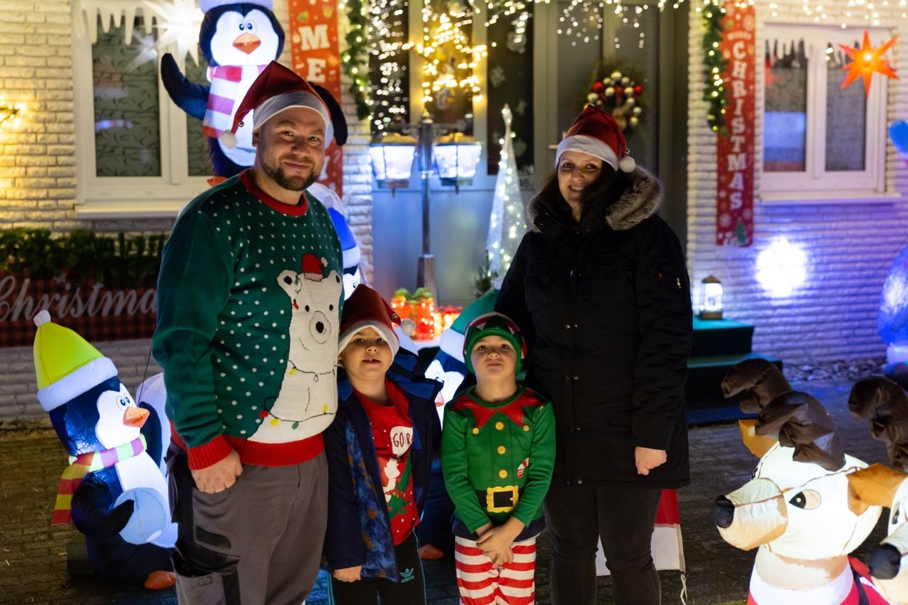 3.700 Lichter erleuchten das Feldhauser Weihnachtshaus
