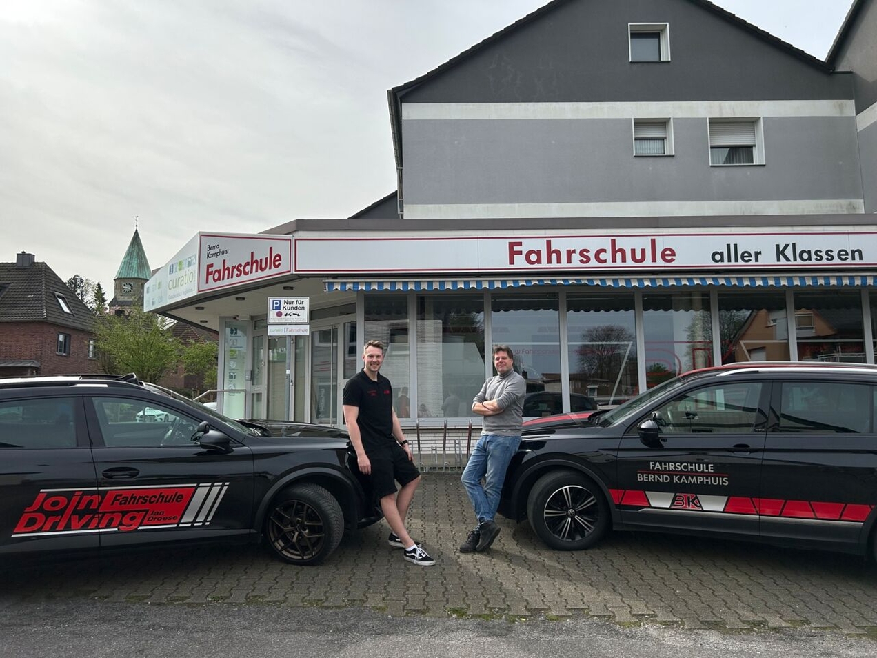 Fahrschulinhaber Bernd Kamphuis übergibt seine Kirchhellener Fahrschule an Jan Droese, der vor einigen Jahren auch schon die Zweigstelle in Gladbeck übernahm.