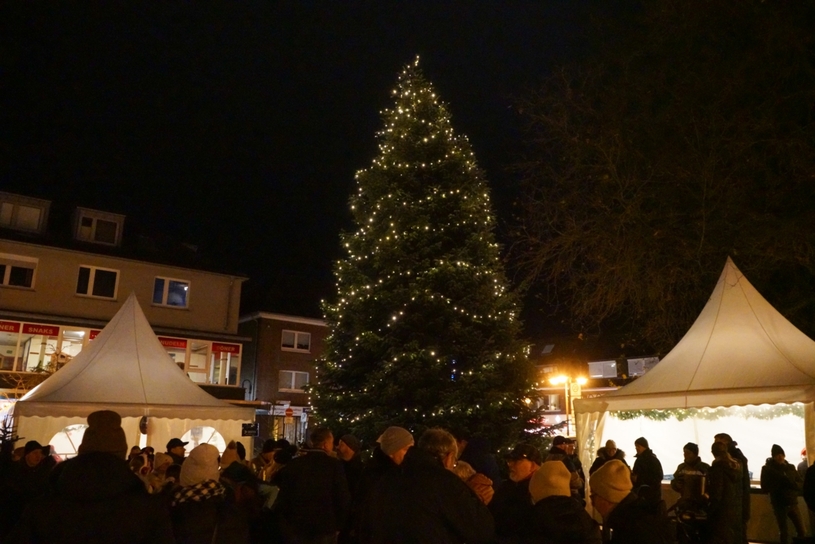 Der Baum auf dem Johann-Breuker-Platz wird mit der Eröffnung des jährlichen Wintertreffs erstrahlen.