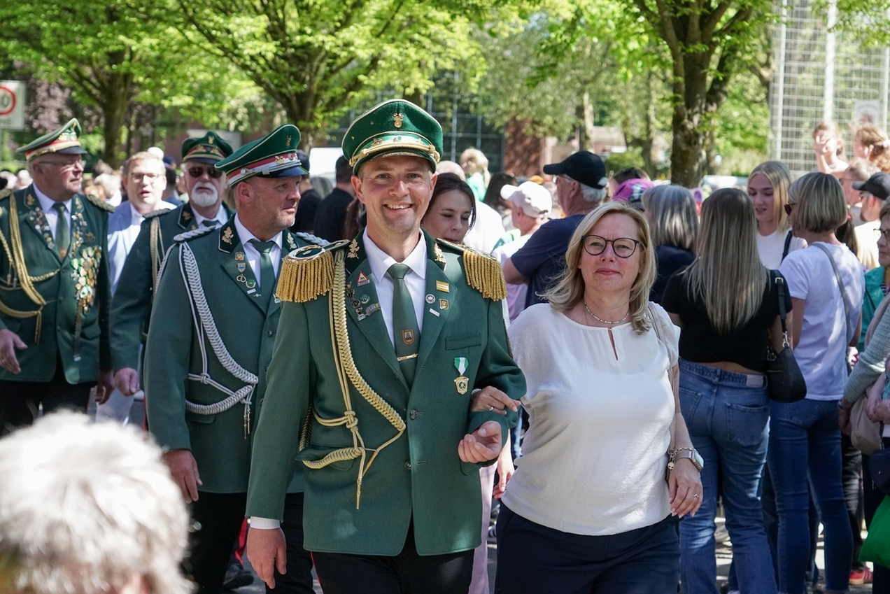 Philipp Allekotte, amtierender Grafenwälder Schützenkönig, beim gemeinsamen Einzug auf dem Festplatz mit seiner Königin Kirstin Sawinski und den übrigen Schützen.