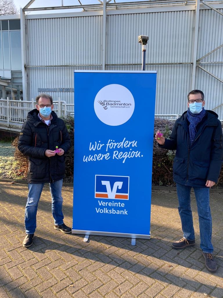 Michael Fischedick und Tobias Döring von der Bottroper Badminton Gemeinschaft nach der Kooperation mit der Vereinten Volksbank Bottrop, Dorsten, Kirchhellen