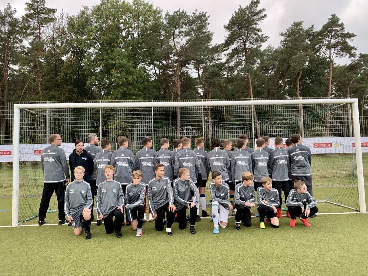 Die JSG Kirchhellen-Grafenwald hat vom Familienunternehmen Chaos Design aus Kirchhellen neue Zip-Tops gesponsert bekommen.