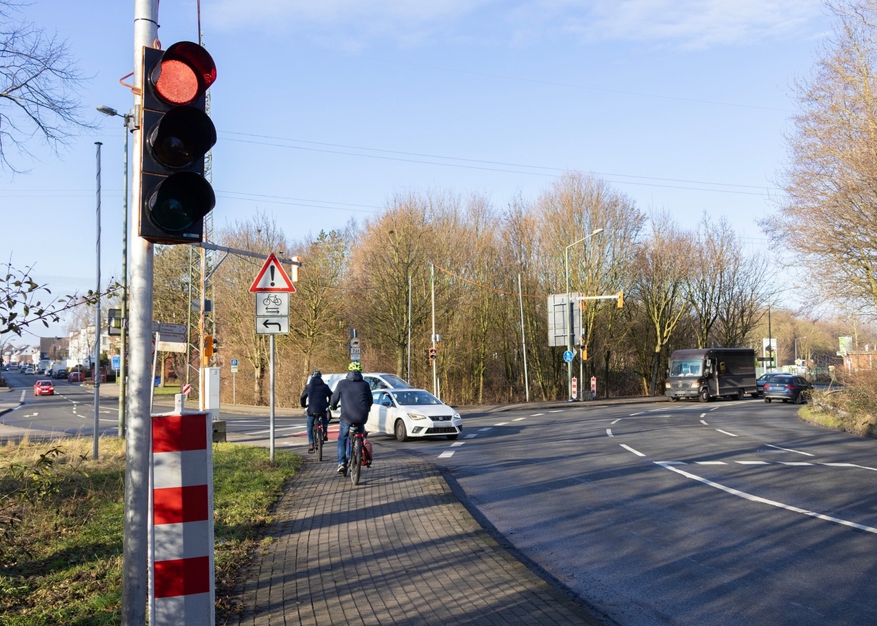 Eine Behelfsampel auf einer vielbefahrenen Straße.