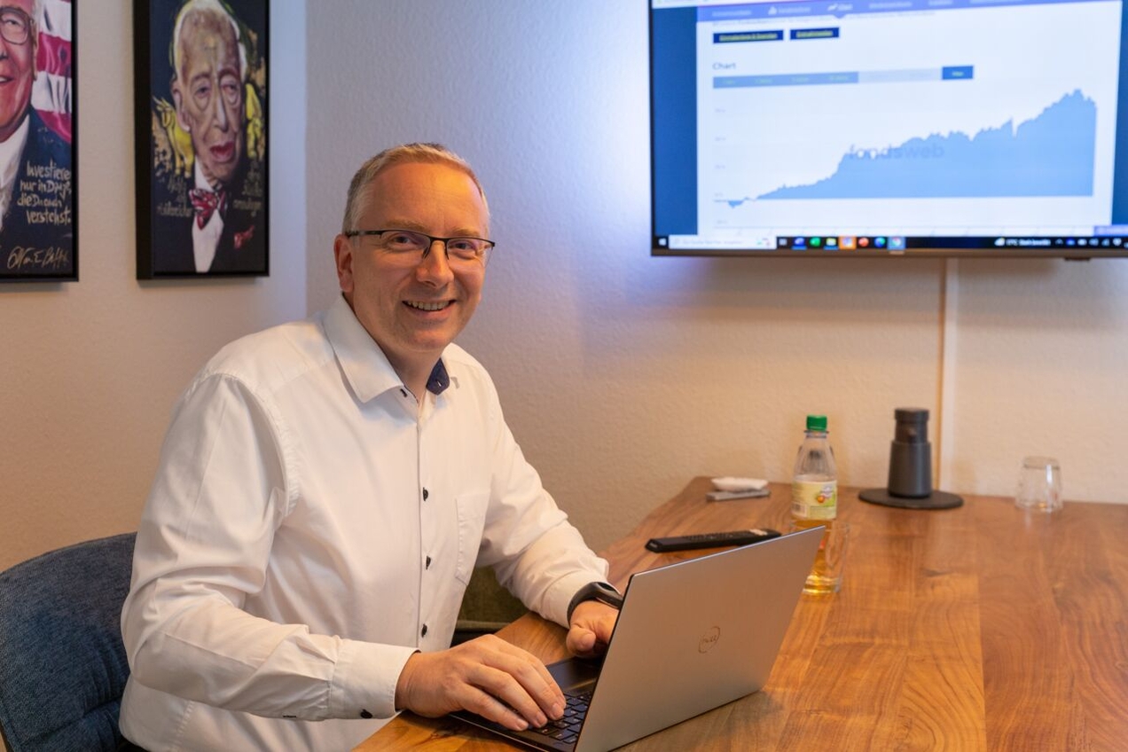 Finanzberater Michael Hater bietet in der Beratungslounge an der Hauptstraße 3 in Kirchhellen auch kleine Workshops zu Finanzthemen an.