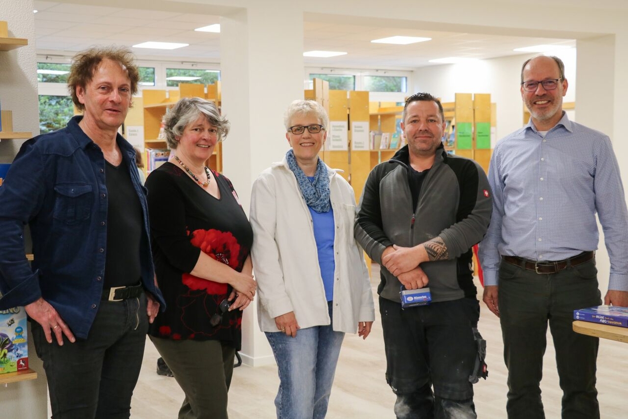 Andrea Schwarzer (m.) sowie Mitarbeiter der Stadt und fleißige Helfer freuten sich am Eröffnungstag, die renovierten Räumlichkeiten zu präsentieren.