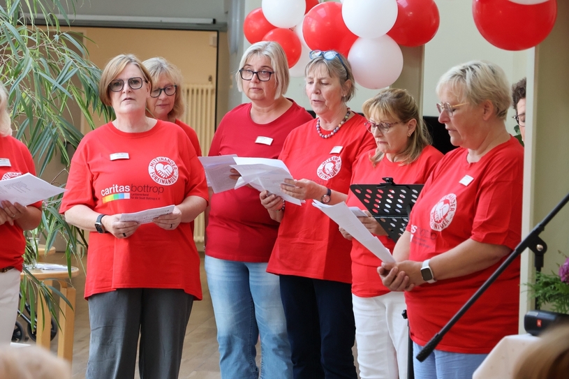 Das gesamte Team des Lorenz-Werthmann-Hauses feierte mit Gästen und Bewohnern das 25-jährige Bestehen der ersten Pflegeeinrichtung Kirchhellens.