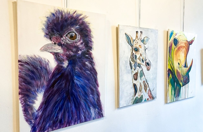 Nach zehn Jahren Pause kehrt der VHS-Kurs „Freie Malerei" mit der Ausstellung „Mehr als tierisch gut" zurück in das Kulturzentrum Hof Jünger.