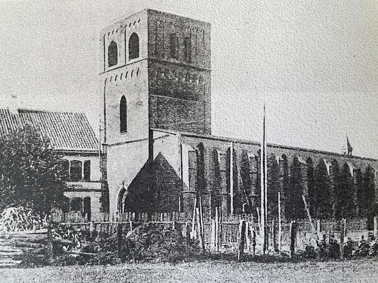 Eine Kirche ohne Dach. 1917 brach ein Feuer aus, das irreparable Schäden an der Johanneskirche hinterließ.