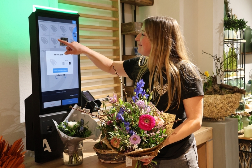 Floristin Petra Timmerhaus hat sich für ihr Blumengeschäft Blütenzauber an der Hauptstraße 33 einen digitalen Bezahlautomaten angeschafft.