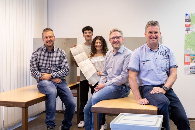 Wahlamtsleiter Pascal Gniffke, die Auszubildenden Calogero und Francesca Di Rosa, die die Briefwahlstelle betreuen sowie Bezirksbürgermeister Hendrik Dierichs und Leiter der Bezirksverwaltungsstelle Magnus Thesing rufen in Kirchhellen zur Wahl auf.
