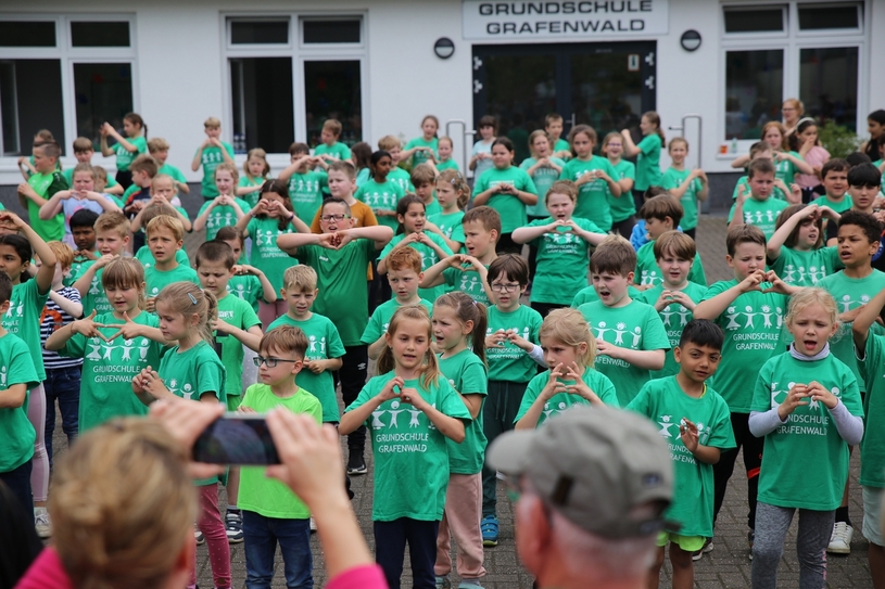 Schülerinnen und Schüler der Grundschule führen ihren Schultanz auf.