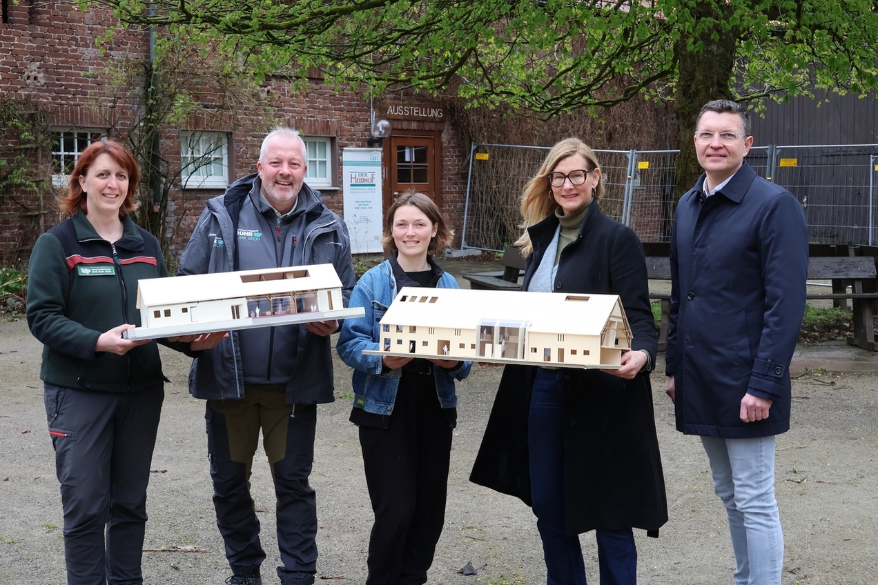 Juliane Saebel (Fachbereichsleiterin), Carsten Uhlenbrock (Betriebsleiter), Nora Reintgen (Architektin), Nina Frense (Beigeordnete RVR) und Oliver Seidel (Referatsleiter RVR) präsentieren die Modernisierungspläne.