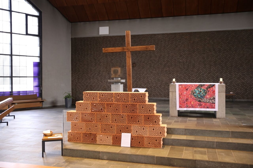 Erstmals wurde in der Kirche Heilige Familie eine Klagemauer errichtet. Sie ist inspiriert durch das Original in Jerusalem.