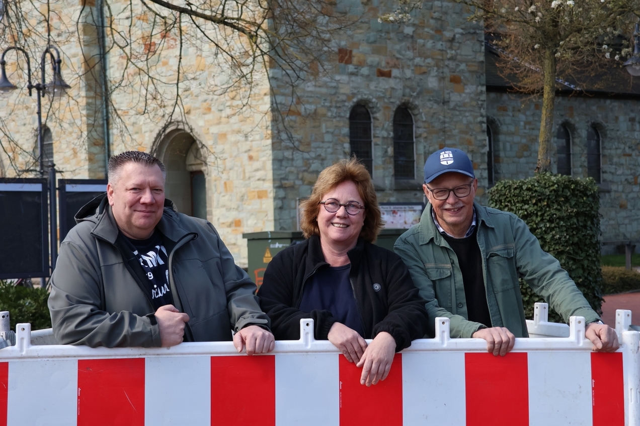 Markus Schulte-Bockum, Maria Beusing und Wilhelm Holtkamp (v.l.) sind Teil des eigens eingerichteten Wappenbaum-Teams und haben sich hauptverantwortlich um das Projekt gekümmert.
