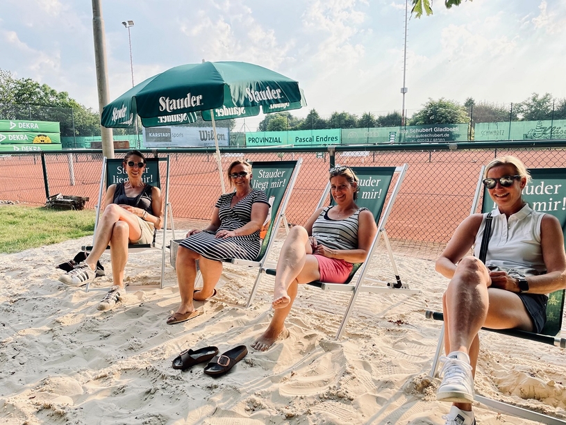 Mitglieder des Tennisvereins weihen bei schönstem Wetter die neue Strandbar auf dem Clubgelände in Kirchhellen ein.