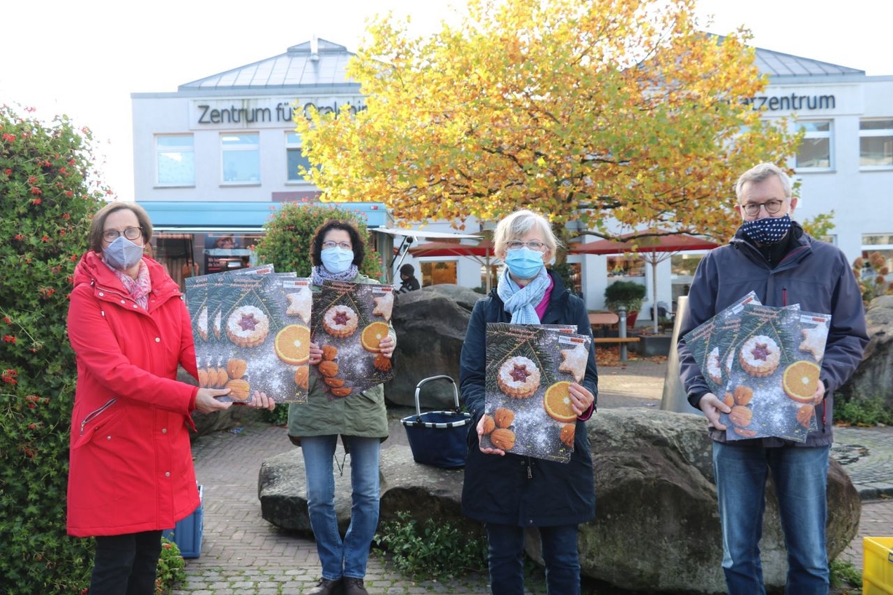 Der Verein Philipp Neri aus Kirchhellen stellt seinen diesjährigen Adventskalender mit vielen Gutscheinen ortsansässiger Unternehmen vor.