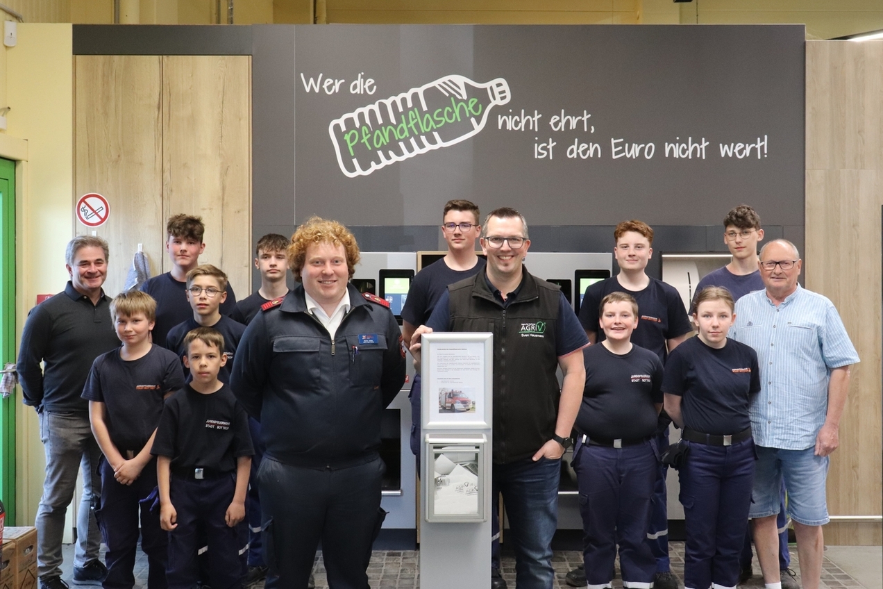 Getränkeweltleiter Sven Hausmann (v.r.), Stadtjugendfeuerwehrwart Simon Josten (v. l.), Thomas Schnell (l.) und Franz-Josef Borgmann (r.) vom Förderverein der Jugendfeuerwehr und Mitglieder der Jugendfeuerwehr.